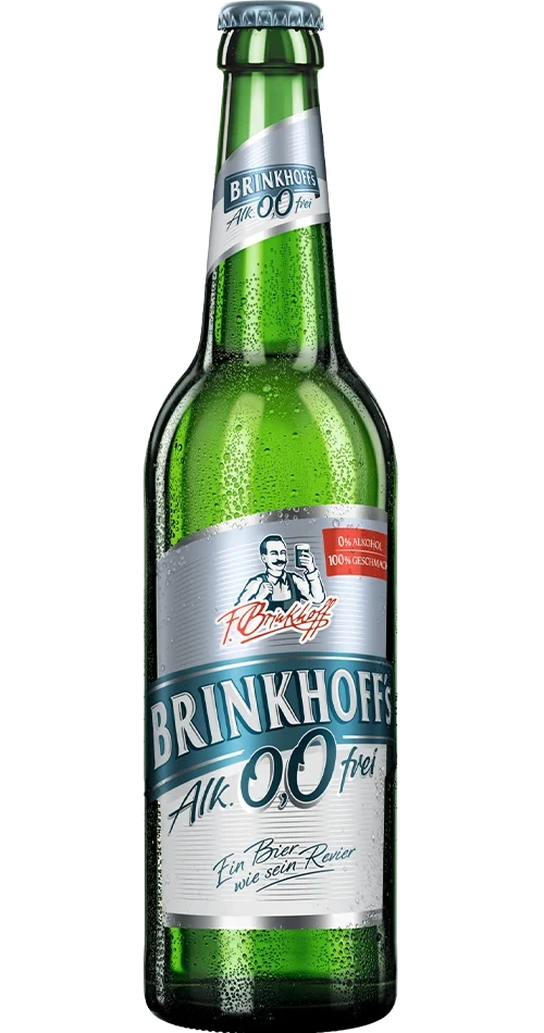 Eine grüne Flasche alkoholfreies Bier steht aufrecht mit Tautropfen darauf. Sie zeigt Etiketten mit Text und ein Porträt.