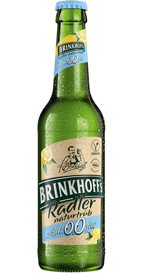 Eine grüne Bierflasche mit gelbem Etikett mit der Aufschrift Radler Naturtrüb null komma null Prozent Alkohol, die Flasche ist betaut und hat einen blauen Verschluss.