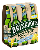 Sechs Flaschen naturtrübes Radler mit 0,0 Prozent Alkohol stehen in einem Pappträger. Lemon-Scheiben sind auf dem Etikett abgebildet.