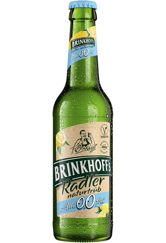 Eine trübe grüne Flasche mit kondensierendem Wasser und gelbem Etikett steht.