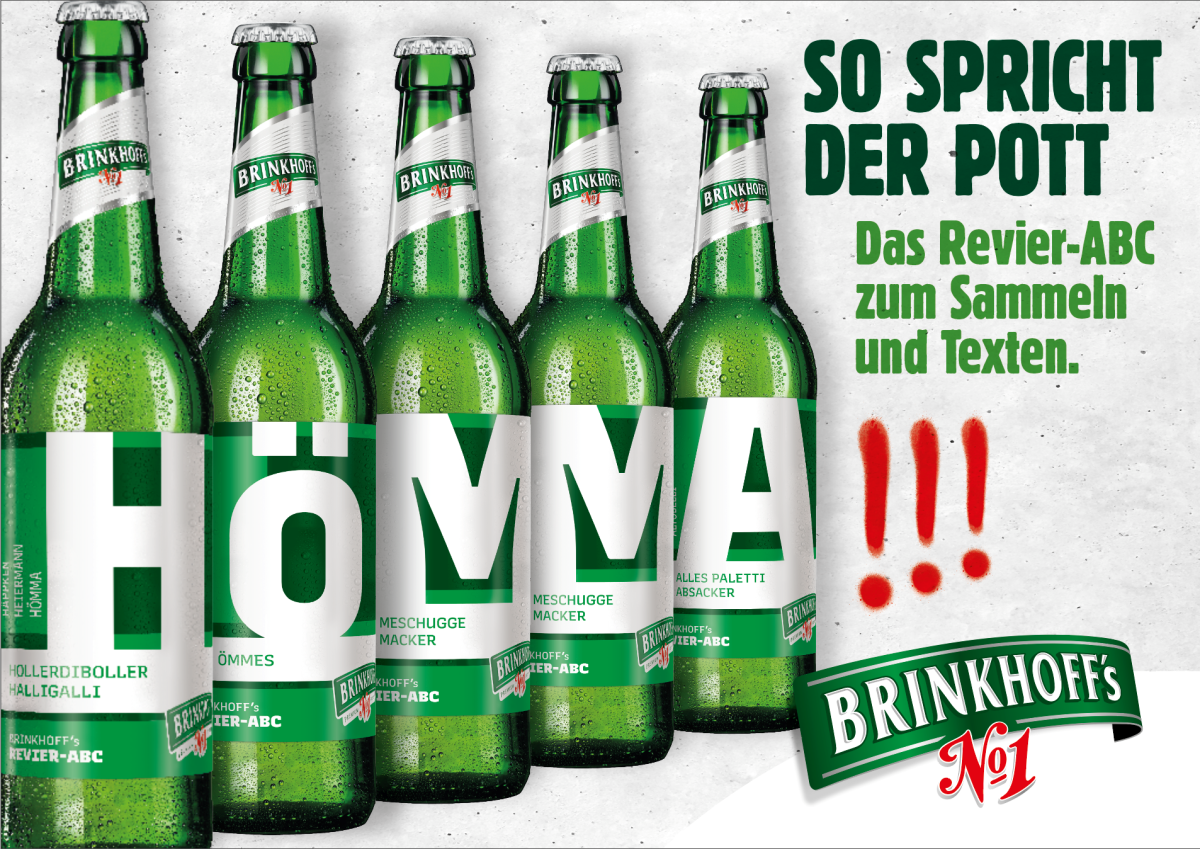 Sechs grüne Flaschen stehen in einer Reihe vor einem Text über lokale Sprache.