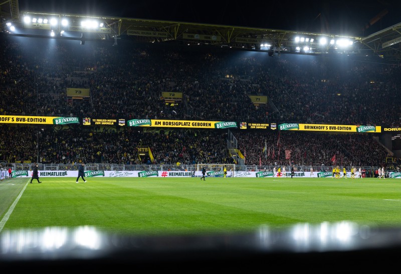 Von Scheinwerfern beleuchtetes Fußballfeld in einem Stadion
