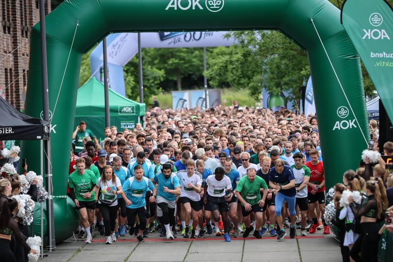 Einlaufende Athleten bei einem Firmen-Sportlauf