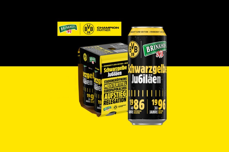 Zwei Personen feiern auf einem gelben Hintergrund neben drei Getränkedosen.