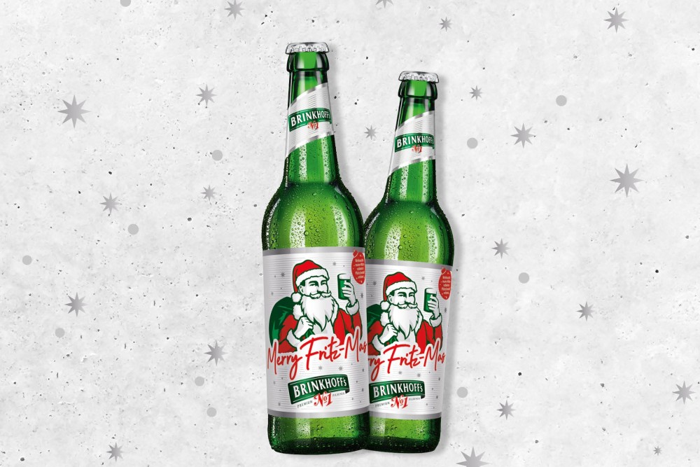 Zwei Flaschen Brinkhoff's No. 1 Premium Pilsener im Weihnachtsdesign „Merry Fritz-Mas“ mit Weihnachtsmann auf dem Etikett.